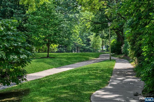 2 Allen Place, Fair Lawn, NJ 07410