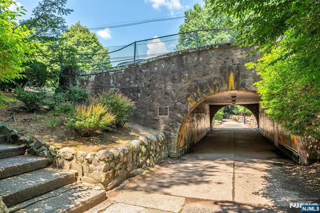 2 Allen Place, Fair Lawn, NJ 07410