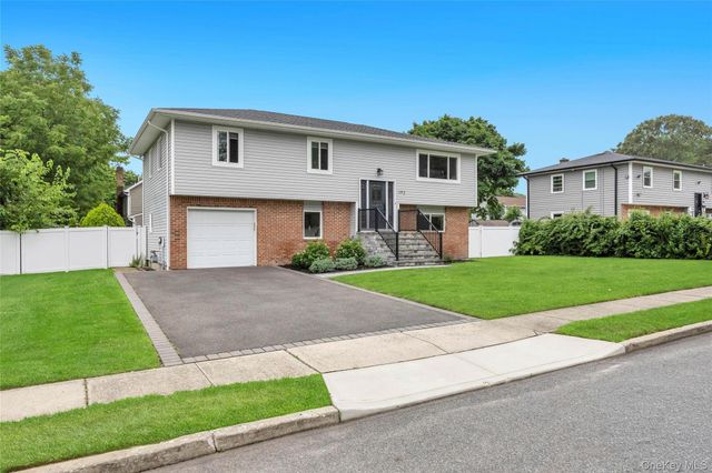 192 N 21st Street, Wheatley Heights, NY 11798
