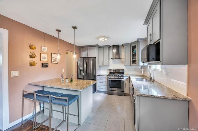 192 N 21st Street, Wheatley Heights, NY 11798