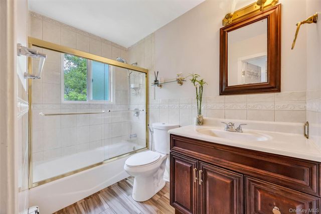 192 N 21st Street, Wheatley Heights, NY 11798