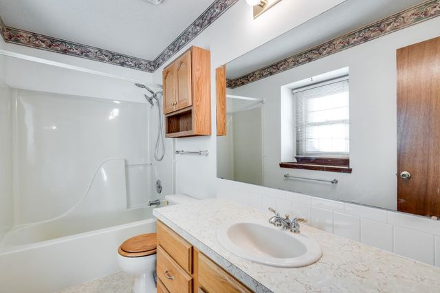 5440 S Stoneborough Ct, Wichita, KS 67217