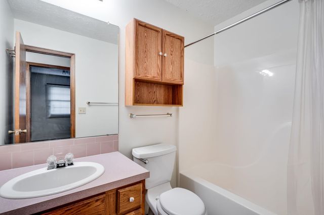 5440 S Stoneborough Ct, Wichita, KS 67217