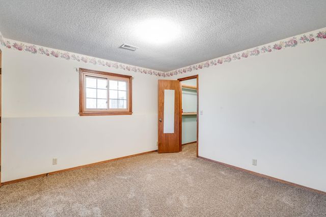 5440 S Stoneborough Ct, Wichita, KS 67217