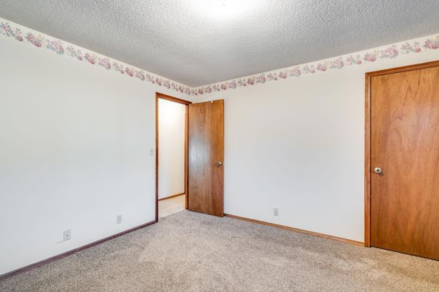 5440 S Stoneborough Ct, Wichita, KS 67217