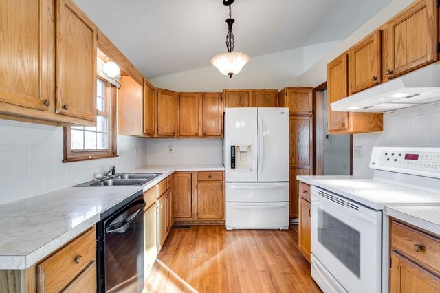 5440 S Stoneborough Ct, Wichita, KS 67217