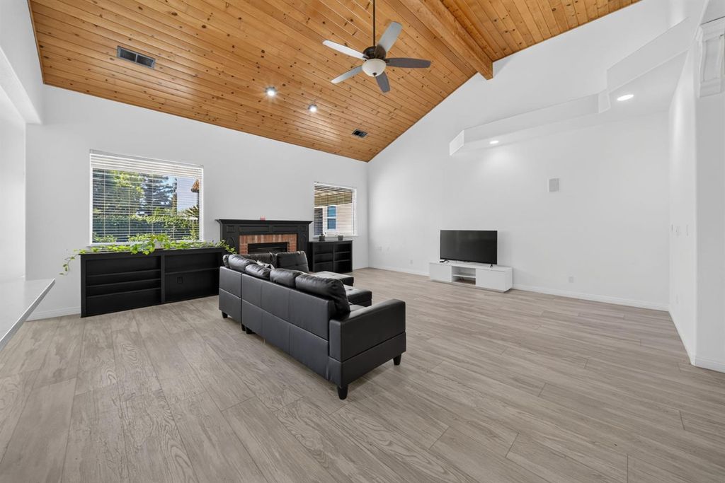 Image 10 of property listing at 602 Fallbrook Avenue, Clovis, CA 93611