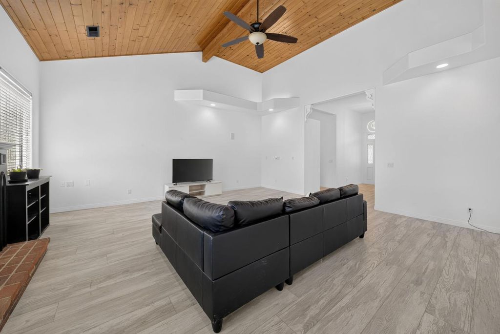 Image 11 of property listing at 602 Fallbrook Avenue, Clovis, CA 93611