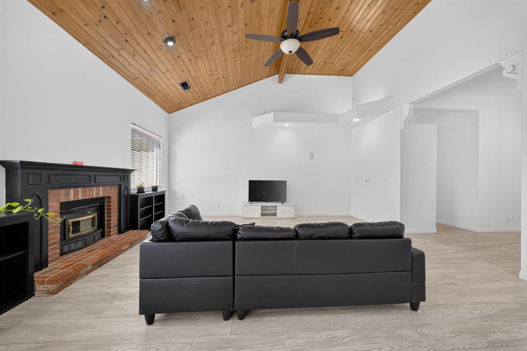 Image 12 of property listing at 602 Fallbrook Avenue, Clovis, CA 93611