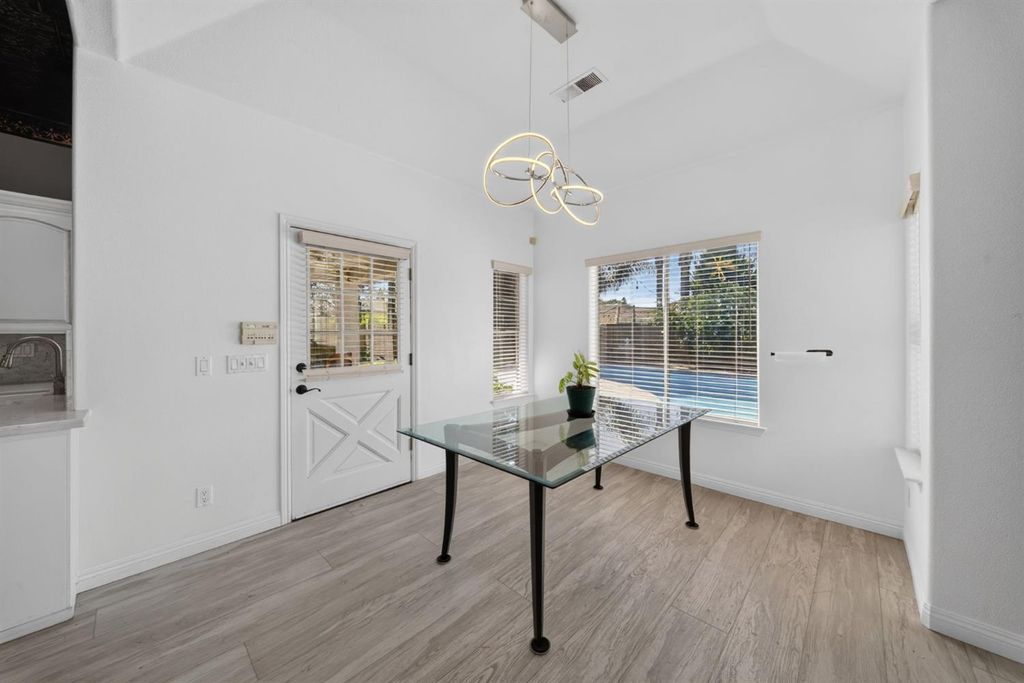 Image 13 of property listing at 602 Fallbrook Avenue, Clovis, CA 93611