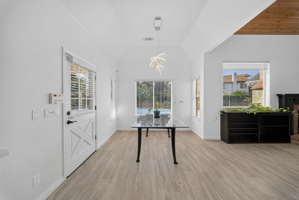Image 14 of property listing at 602 Fallbrook Avenue, Clovis, CA 93611