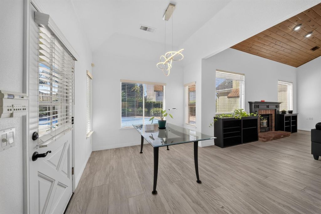 Image 15 of property listing at 602 Fallbrook Avenue, Clovis, CA 93611