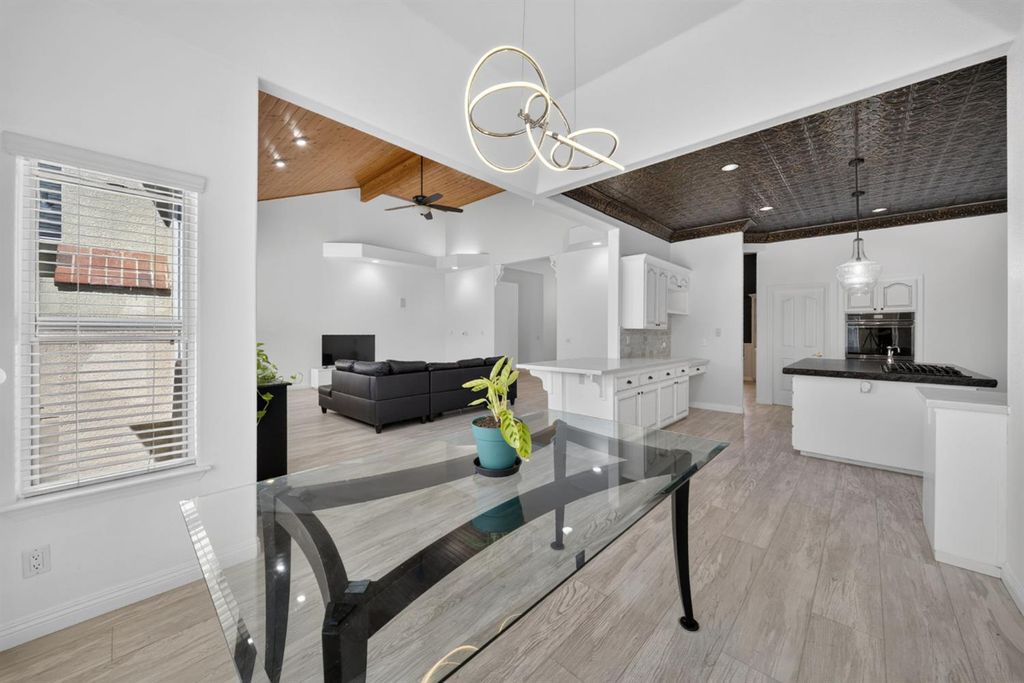 Image 16 of property listing at 602 Fallbrook Avenue, Clovis, CA 93611