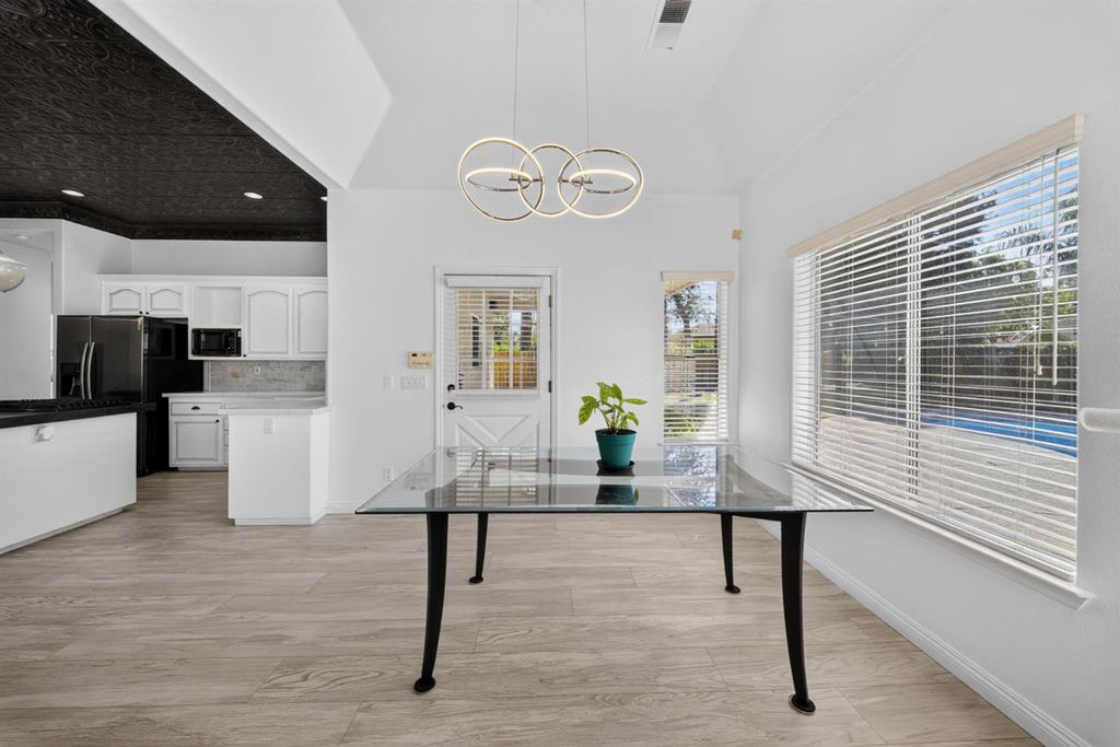 Image 17 of property listing at 602 Fallbrook Avenue, Clovis, CA 93611