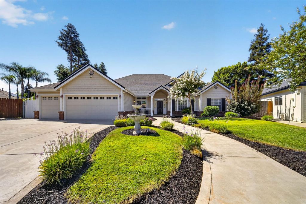 Image 2 of property listing at 602 Fallbrook Avenue, Clovis, CA 93611