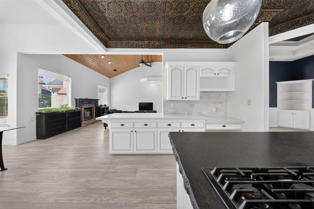 Image 21 of property listing at 602 Fallbrook Avenue, Clovis, CA 93611