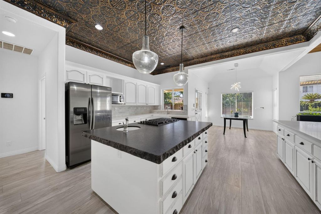 Image 24 of property listing at 602 Fallbrook Avenue, Clovis, CA 93611