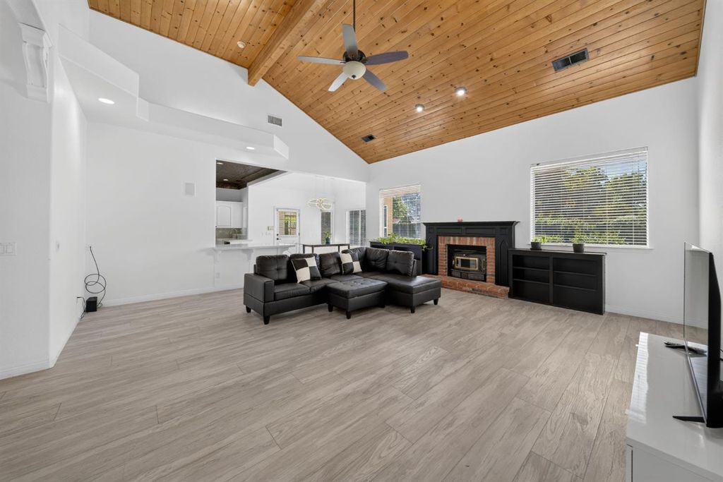 Image 25 of property listing at 602 Fallbrook Avenue, Clovis, CA 93611