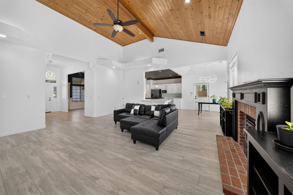 Image 26 of property listing at 602 Fallbrook Avenue, Clovis, CA 93611