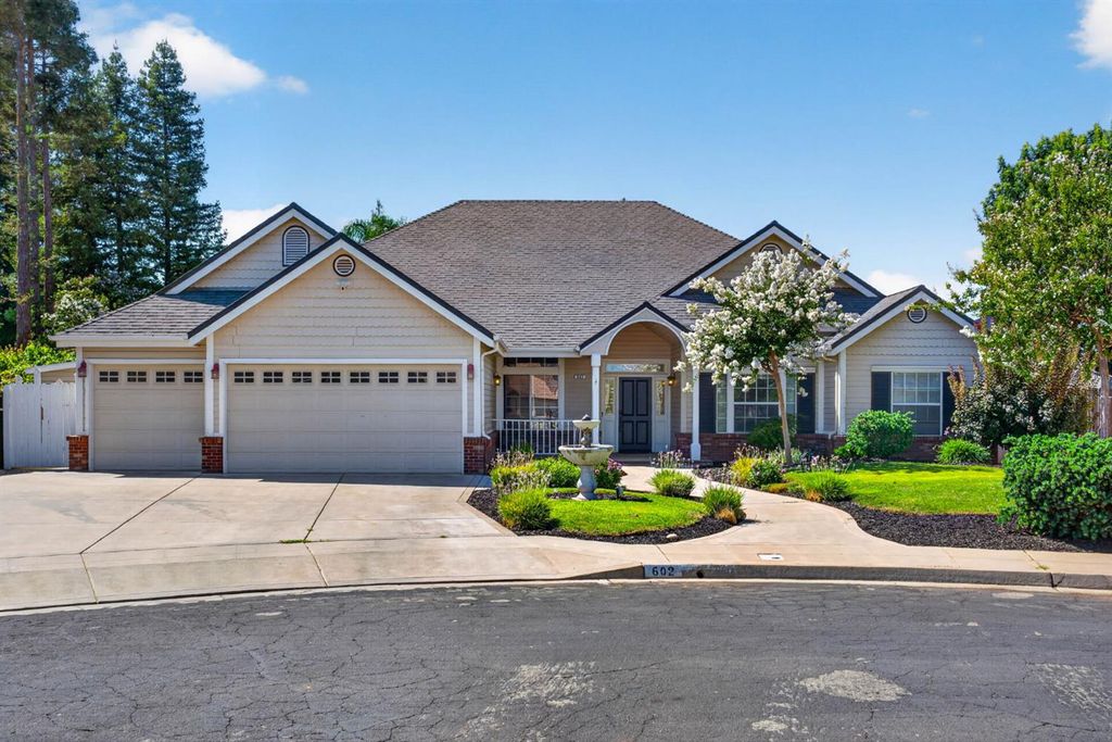 Image 3 of property listing at 602 Fallbrook Avenue, Clovis, CA 93611