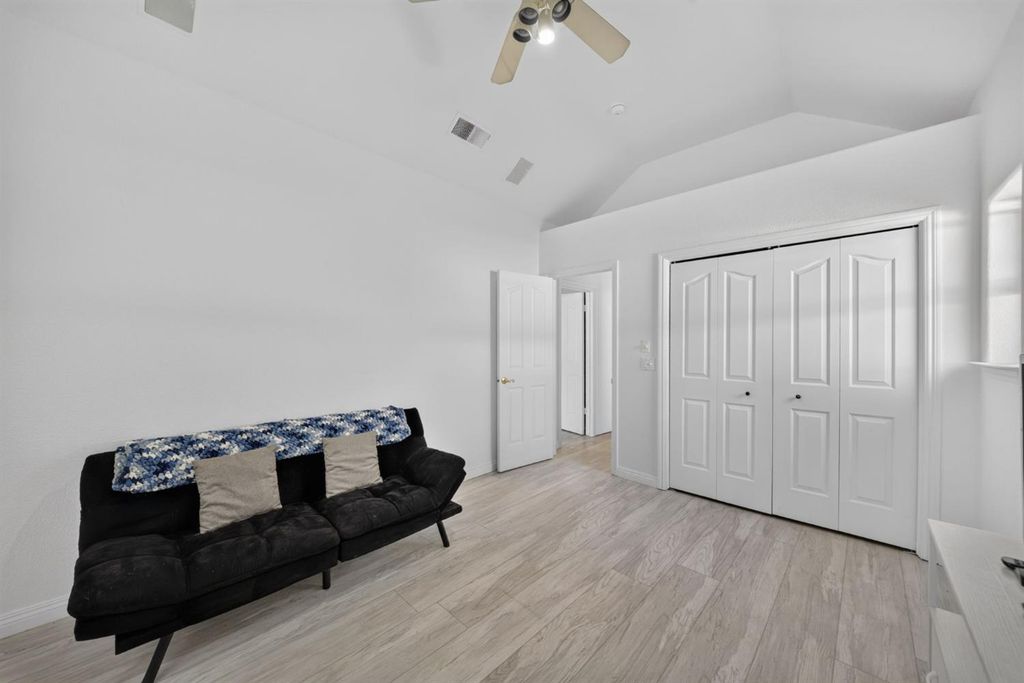 Image 31 of property listing at 602 Fallbrook Avenue, Clovis, CA 93611