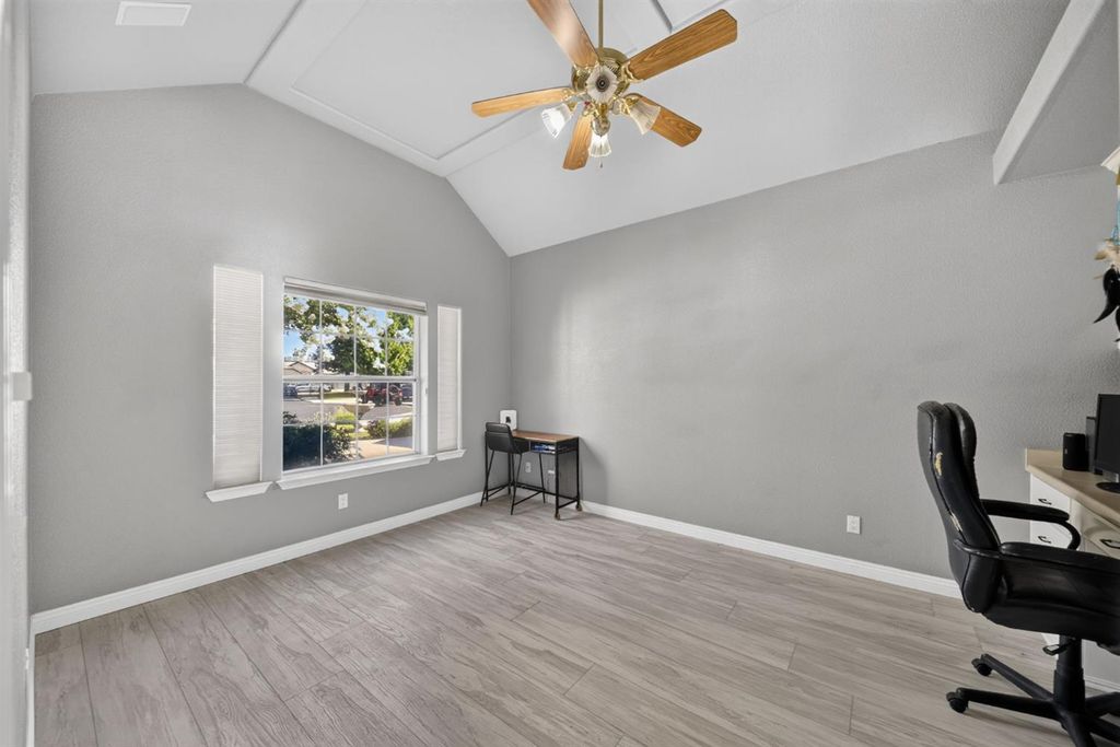 Image 32 of property listing at 602 Fallbrook Avenue, Clovis, CA 93611