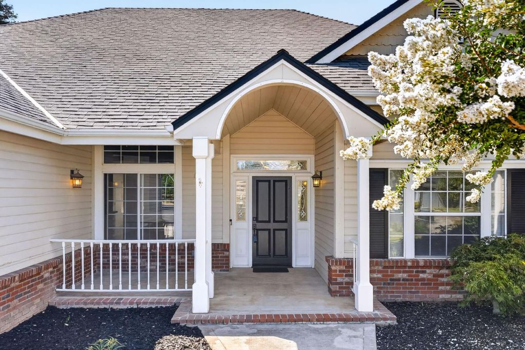 Image 4 of property listing at 602 Fallbrook Avenue, Clovis, CA 93611
