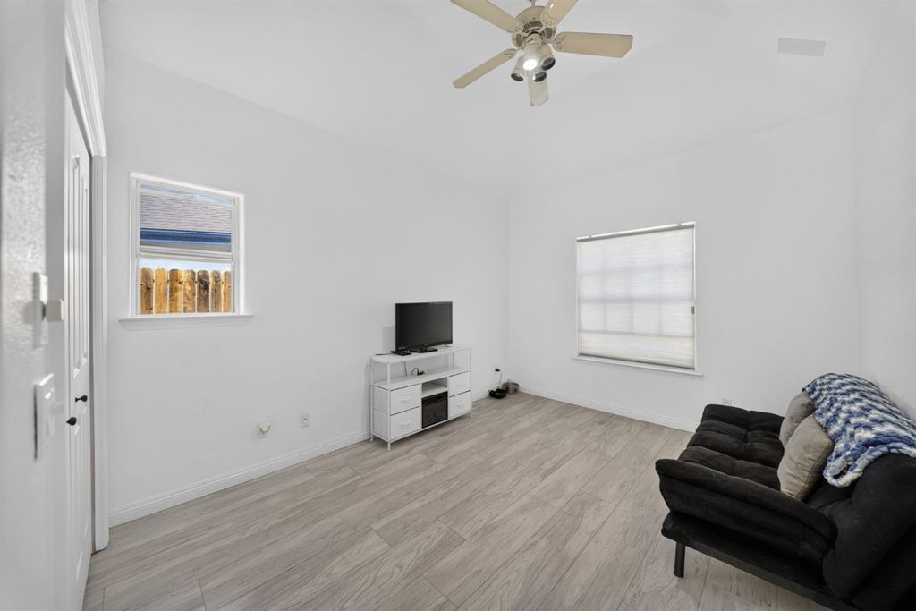 Image 40 of property listing at 602 Fallbrook Avenue, Clovis, CA 93611