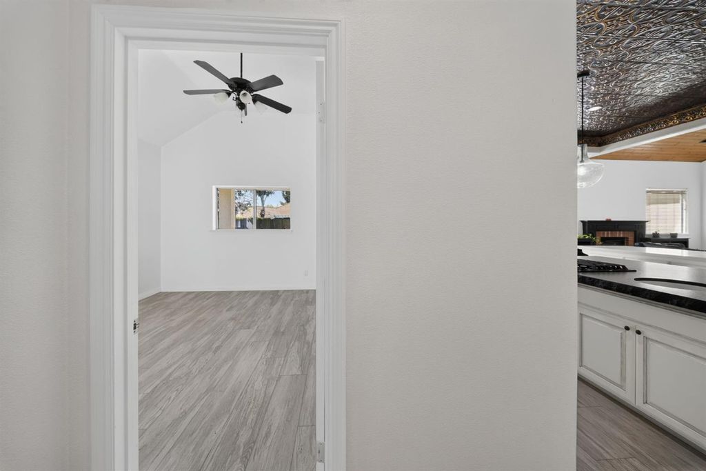 Image 49 of property listing at 602 Fallbrook Avenue, Clovis, CA 93611