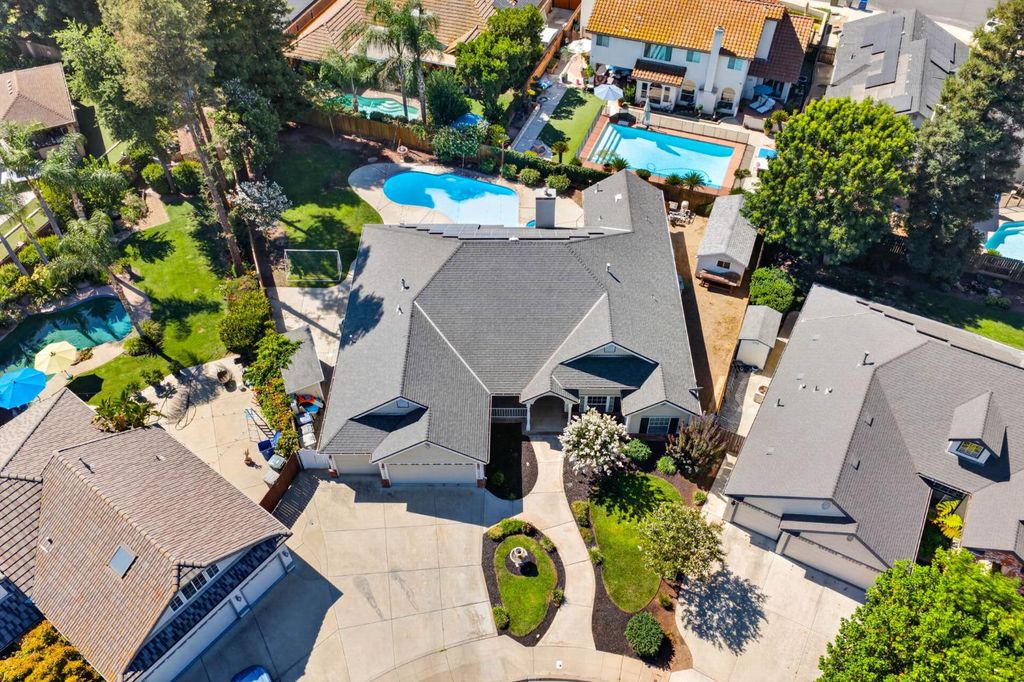 Image 5 of property listing at 602 Fallbrook Avenue, Clovis, CA 93611
