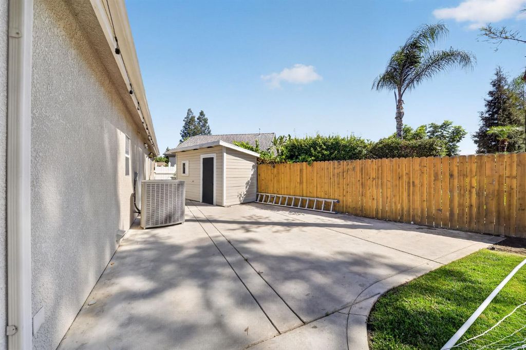 Image 52 of property listing at 602 Fallbrook Avenue, Clovis, CA 93611