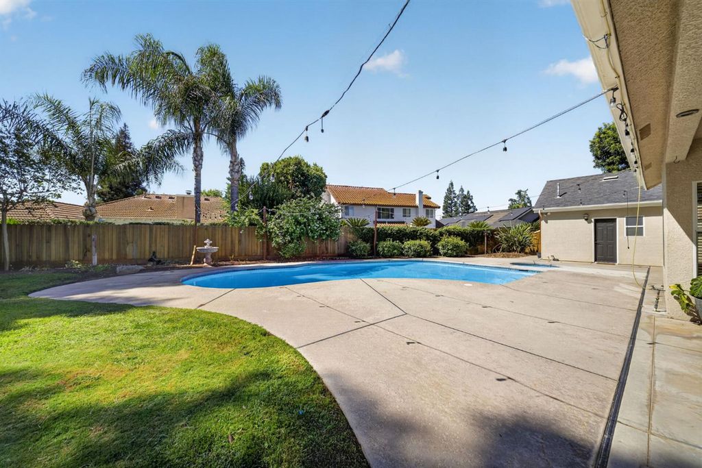 Image 54 of property listing at 602 Fallbrook Avenue, Clovis, CA 93611