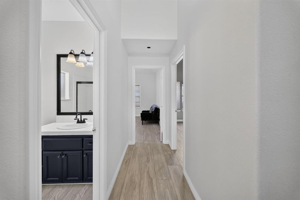 Image 7 of property listing at 602 Fallbrook Avenue, Clovis, CA 93611