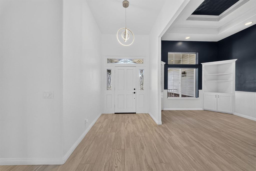 Image 8 of property listing at 602 Fallbrook Avenue, Clovis, CA 93611
