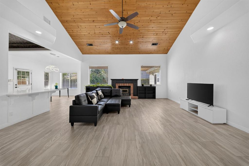 Image 9 of property listing at 602 Fallbrook Avenue, Clovis, CA 93611