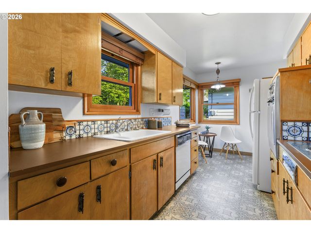 6900 Sw 11TH Dr, Portland, OR 97219