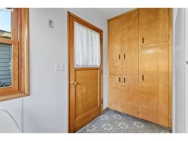 6900 Sw 11TH Dr, Portland, OR 97219
