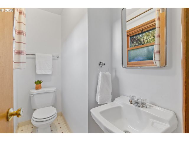 6900 Sw 11TH Dr, Portland, OR 97219