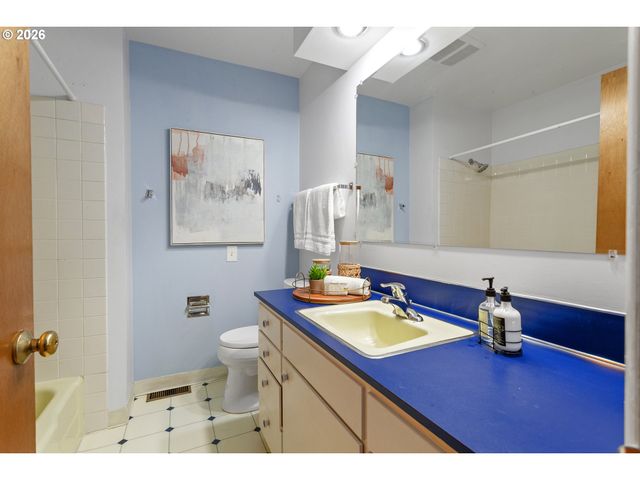 6900 Sw 11TH Dr, Portland, OR 97219