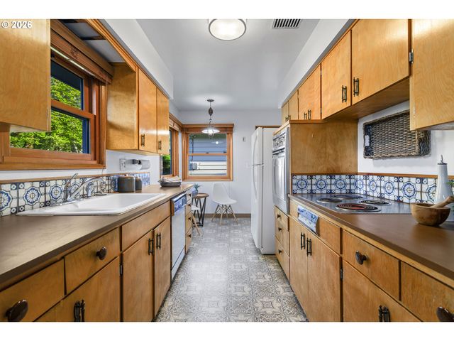 6900 Sw 11TH Dr, Portland, OR 97219