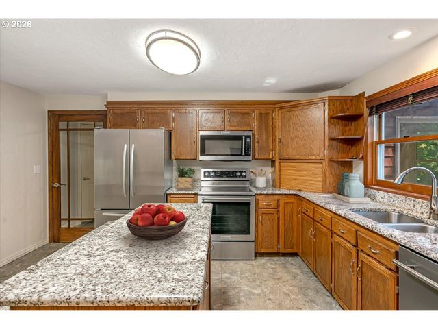 1590 JAMESTOWN St, Salem, OR 97302