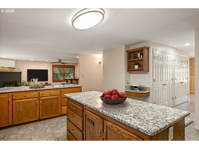 1590 JAMESTOWN St, Salem, OR 97302