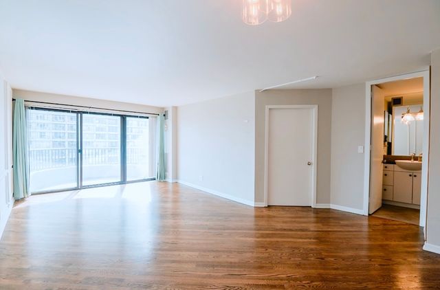 2020 N Lincoln Park West 18J, Chicago, IL 60614