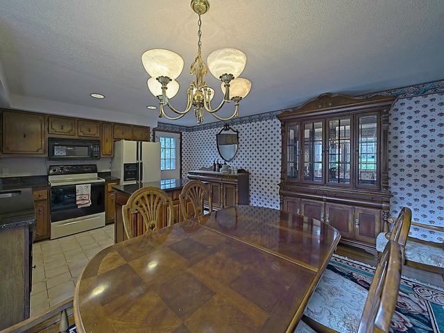 37 Simpson Lane, Freetown, MA 02702