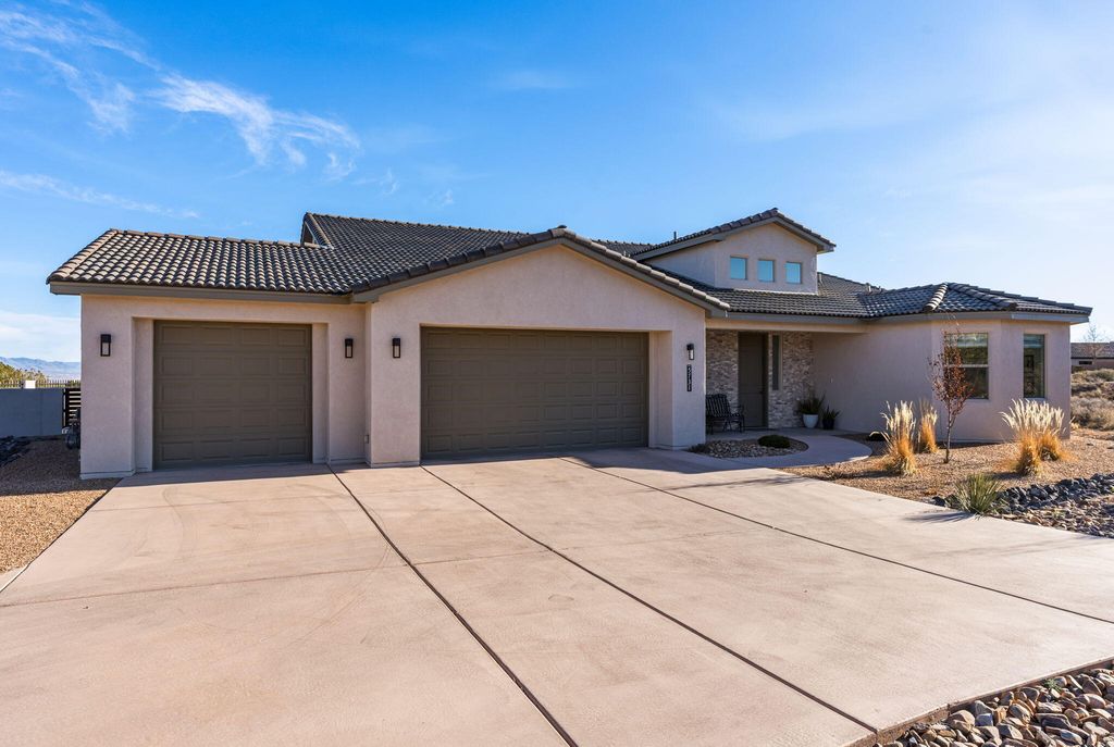 Image 2 of property listing at 5731 Venada Court NE, Rio Rancho, NM 87144