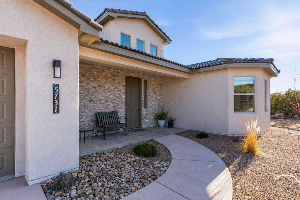 Image 4 of property listing at 5731 Venada Court NE, Rio Rancho, NM 87144