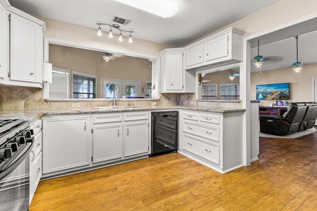 536 Weavers Cove, Livingston, TX 77351
