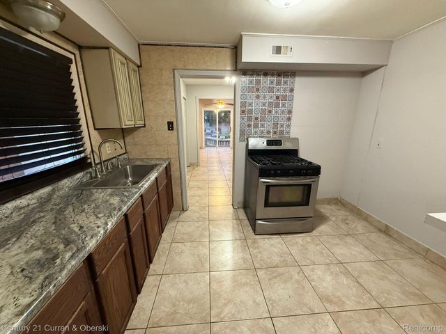 5938 KINMORE Street, Dearborn Heights, MI 48127