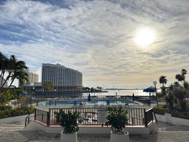 999 Brickell Bay Dr 710, Miami, FL 33131