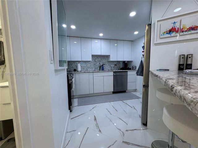 999 Brickell Bay Dr 710, Miami, FL 33131